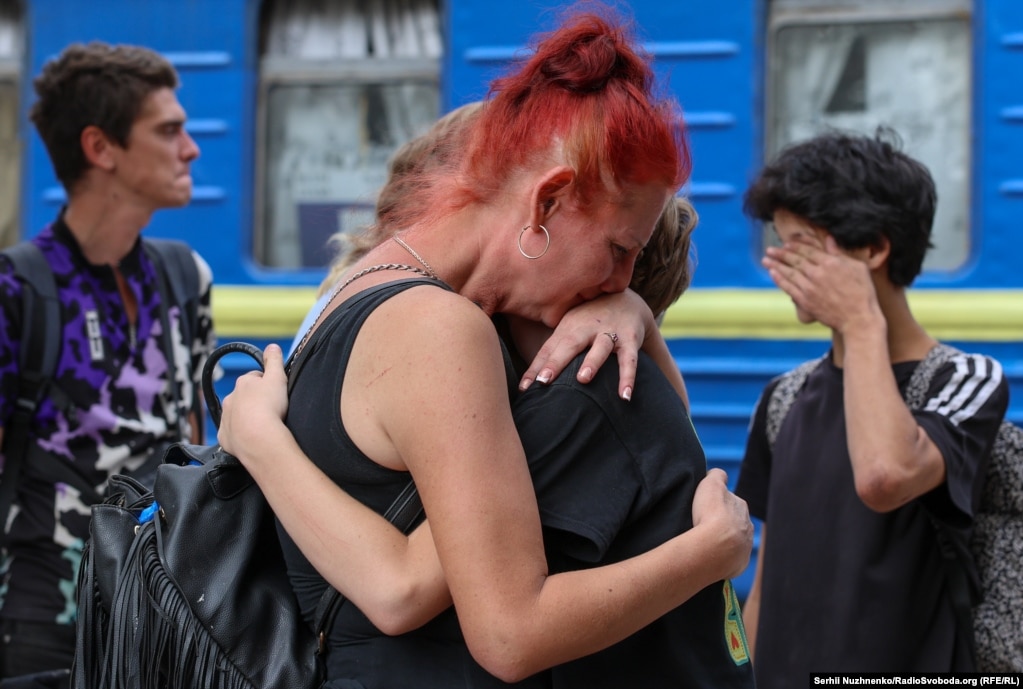 &quot;Gjithçka do të jetë mirë&quot;, i thotë mes lotësh Kateryna birit të saj Jaroslavit. Ai po largohet nga Pokrovsku tani, ndërsa familja e djalit planifikon të largohet më vonë.