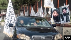 طالبان در کابل به مناسبت دومین سالگرد اقتدارخود بیرق ها و عکس ها را نصب کرده اند