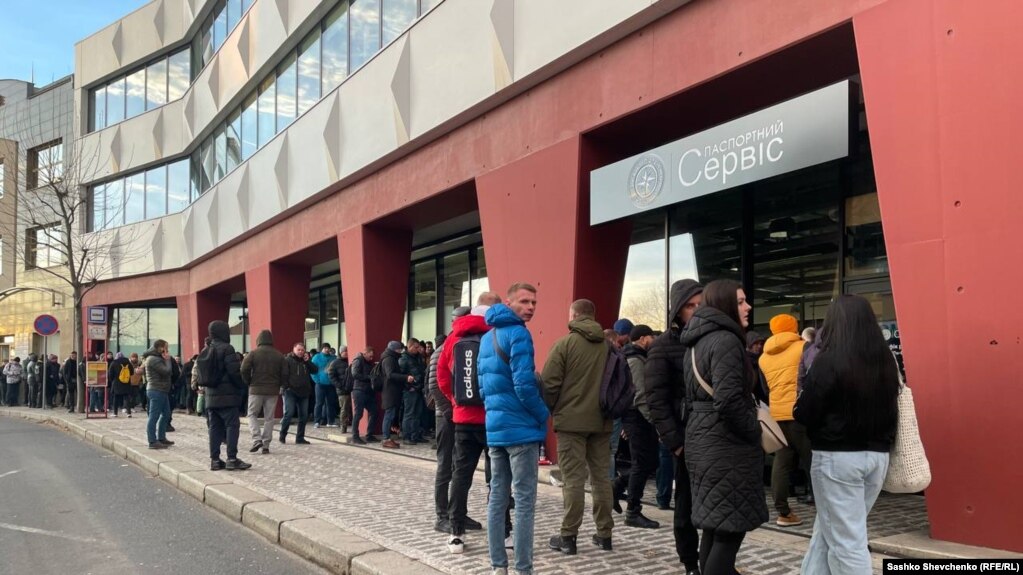 У Празі черга на нові паспорти вишиковується з 5-ї ранку, а перші з охочих займали місця у ній з 23-ї години попереднього дня