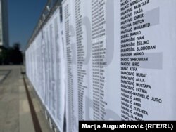 Izložba "Gdje su? ispred zgrade institucija Bosne i Hercegovine, sa panoima na kojima su ispisana imena nestalih u ratu 90-ih godina prošlog stoljeća, 30. august 2024.