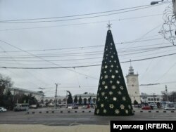 Новогодняя елка у железнодорожного вокзала Симферополя. Декабрь 2023 года