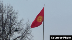 Флаг, поднятый на площади Ала-Тоо 8 января. 