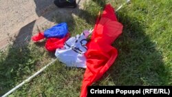 Câteva steaguri și pancarte au fost rupte, după ce mai multe persoane s-au luat la ceartă cu protestatarii