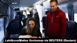 Radnica na biračkom mjestu pomaže Jyrkiju Hirvonenu dok on glasa unaprijed na predsjedničkim izborima u Finskoj, na mobilnom biračkom mjestu u Kuopiu, Finska, 23. januara 2024.