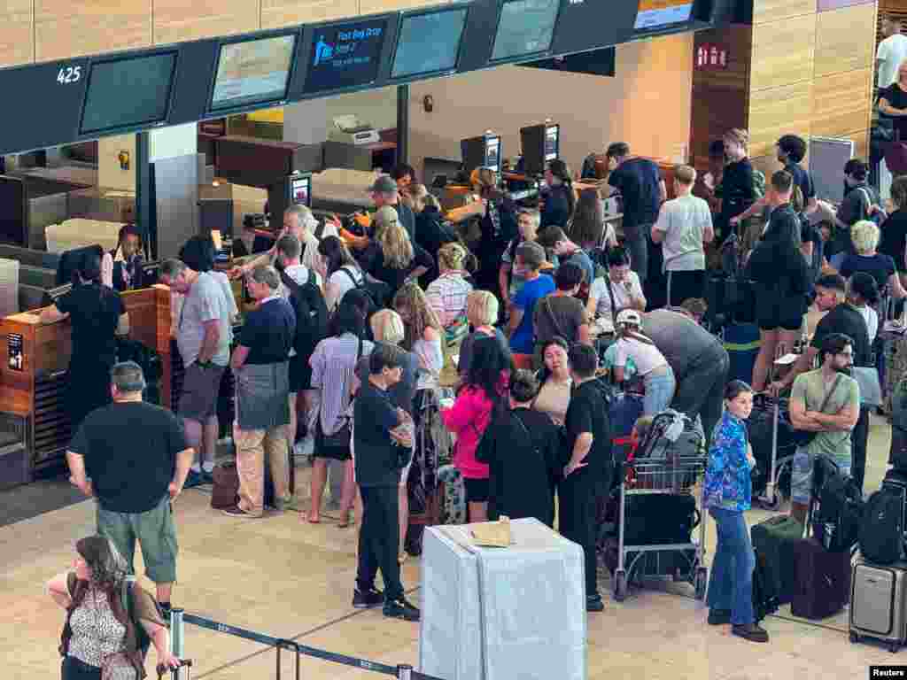 The outage affected passengers at Berlin International Airport before traffic partially resumed at around 11 a.m. (0900 GMT). &nbsp;