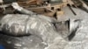 Астанадағы Ұлттық қорғаныс университетінің алдындағы тұғырынан алынғаннан кейін қоймада жерде жатқан Қазақстанның бірінші президенті Нұрсұлтан Назарбаевтың ескерткіші.