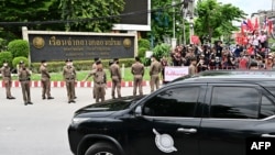 Policijski automobil za koji se veruje da je vozio bivšeg tajlandskog premijera Taksina Šinavatru stiže u centralni zatvor Klong Prem u Bangkoku 22. avgusta 2023. godine.