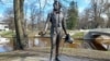 Памятник русскому поэту Александру Пушкину в парке Кронвалда в Риге
