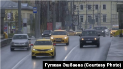 Таксисты-мигранты из Центральной Азии вышли на улицу Москвы. Иллюстративное фото