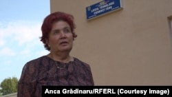 Dorina Crasnea crede că la rata record de abandon școlar din România contribuie și lipsa de atenție și afecțiune din partea părinților, mai ales în familiile în care cel puțin un adult e plecat din țară sau în cele în care părinții ajung acasă seara.