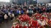 În toată Rusia au apărut locuri de doliu pentru cei uciși în atacul de la Crocus City Hall (în imagine). Printre garoafe și trandafiri, oamenii au adus și jucării de pluș pentru că printre victime sunt și copii. Dar și mesaje către Putin: „Ești un ticălos. Nu vom uita asta”. 