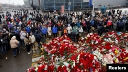 În toată Rusia au apărut locuri de doliu pentru cei uciși în atacul de la Crocus City Hall (în imagine). Printre garoafe și trandafiri, oamenii au adus și jucării de pluș pentru că printre victime sunt și copii. Dar și mesaje către Putin: „Ești un ticălos. Nu vom uita asta”. 