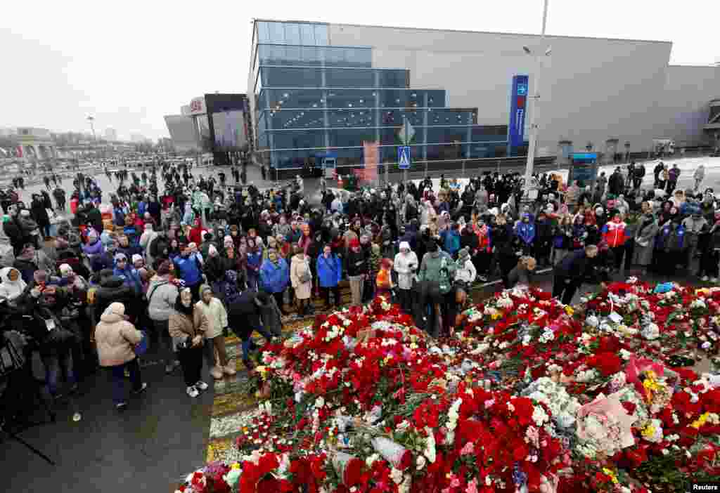 Građani ostavljaju cvijeće i pale svijeće ispred kompleksa dvorane&nbsp;Crocus City, Moskva, 24. marta 2024.