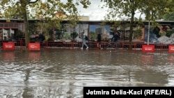 Një rrugë e vërshuar në Tiranë, Shqipëri, pas një stuhie me shi të rrëmbyeshëm më 3 nëntor 2023.