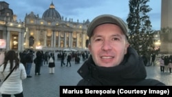 Preotul catolic Marius Bereșoaie conduce centrul Asociației Don Orione în care este acum Mara.
