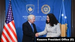 Presidentja e Kosovës Vjosa Osmani (djathtas) gjatë një takimi me senatorin amerikan Jack Reed (majtas), në Prishtinë më 8 gusht 2023.