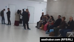 Hassahanada nobatynyň ýetmegine garaşýan näsaglar (Illýustrasiýa suraty)