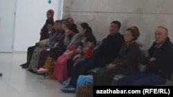 Diňle: Ahalda býujet işgärleriniň aýlyklarynyň berilmegi ýene gijikdirilýär