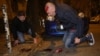 Двама мъже, заснети след ударите на полицията в четвъртък. София, 16 ноември 2023 г.