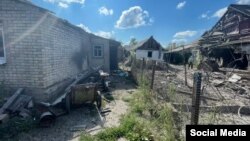 Urmările bombardamentelor rusești din satul Drujba din regiunea ucraineană Donețk pe 21 iulie. Un băiat de 10 ani și o fată de 16 ani au fost uciși în atac.
