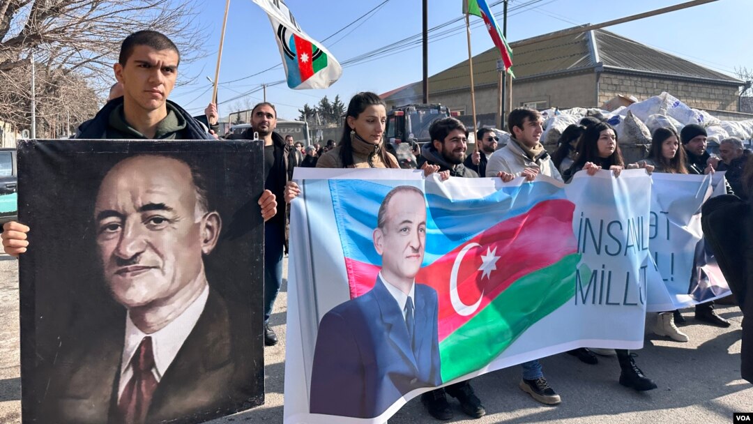 Müxalifət partiyaları Rəsulzadənin Novxanı kəndindəki abidəsini ziyarət edir