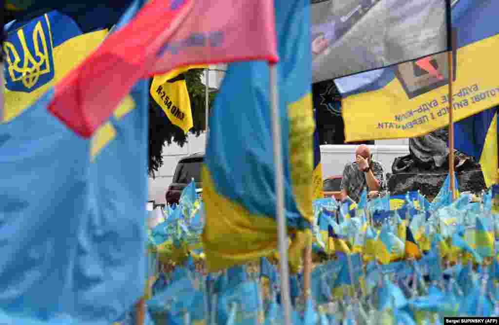  A Ukrainian soldier reacts at a makeshift memorial to fallen comrades on Independence Square in Kyiv. &nbsp; 