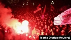 Baklje na protestu ispred Skupštine Beograda, 24. decembra