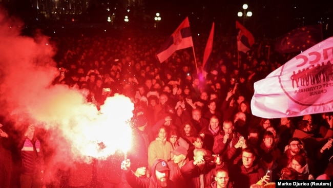 Baklje na protestu ispred Skupštine Beograda, 24. decembra