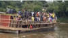 در تصاویر دیده می‌شود که برخی از مسافران بر روی قایق ایستاده و برخی نیز روی سازه‌های چوبی آن نشسته‌اند