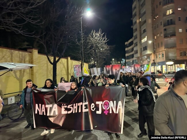 Me moton “Nata është e jona” aktivistët e shoqërisë civile marshuan në Tiranë në Ditën Ndërkombëtare të Gruas, 8 Mars.