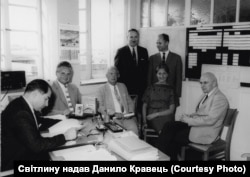 Михайло Демкович-Добрянський (праворуч) серед співробітників Радіо Свобода