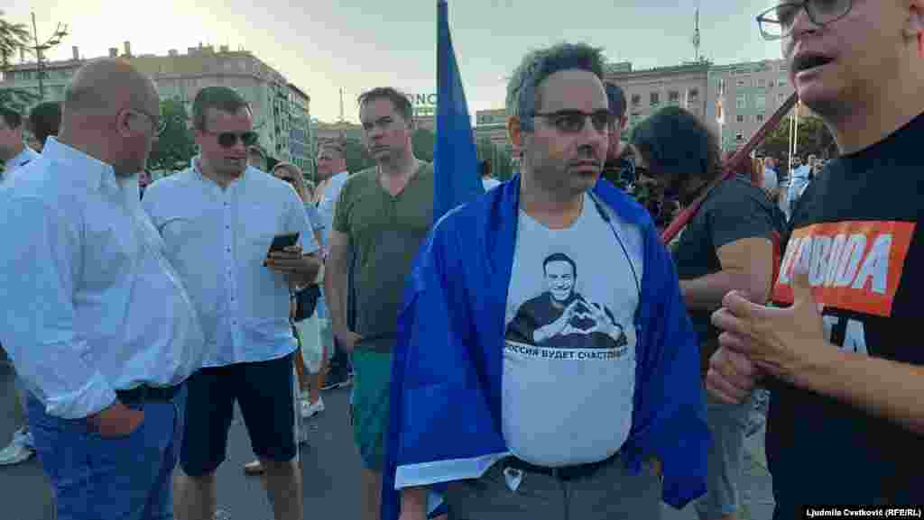 Na protestu je bio i antiratni aktivista i osnivač Ruskog demokratskog društva Peter Nikitin koji je 14. jula posle zadržavanja na aerodromu pušten u Srbiju, nakon što mu je prethodno bila izrečena zabrana ulaska.