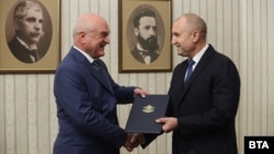 Президентът Румен Радев (вдясно) връчва на Димитър Главчев мандата за съставяне на служебно правителство, 30 март 2024 г.