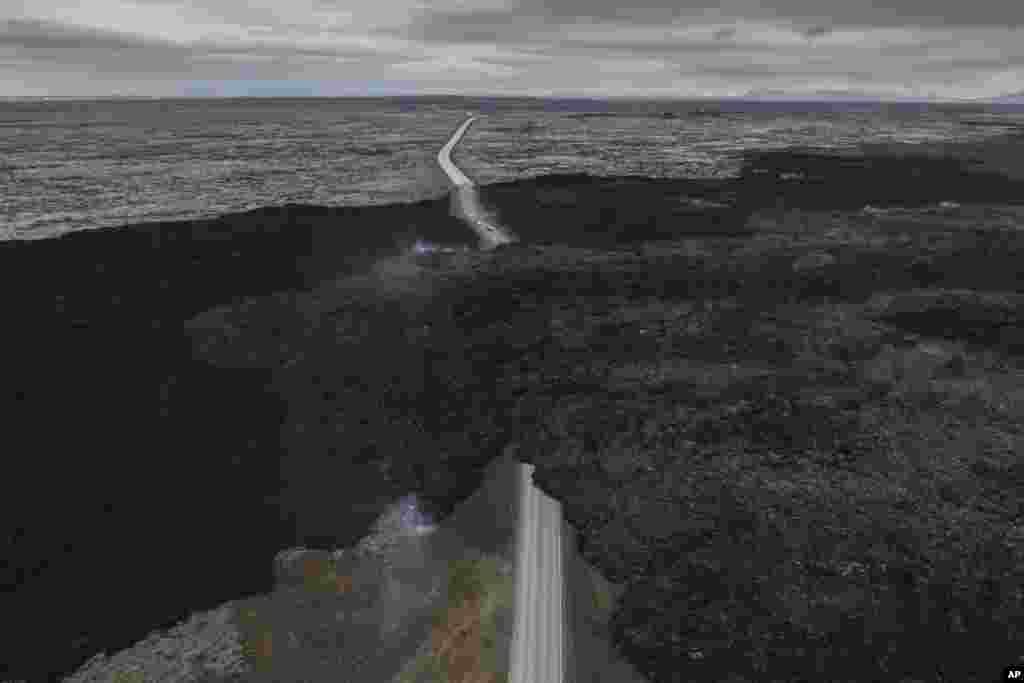 Pogled iz zraka na lavu iz aktivnog vulkana koji guta cestu u blizini Grindavika, Island, 8. juna.