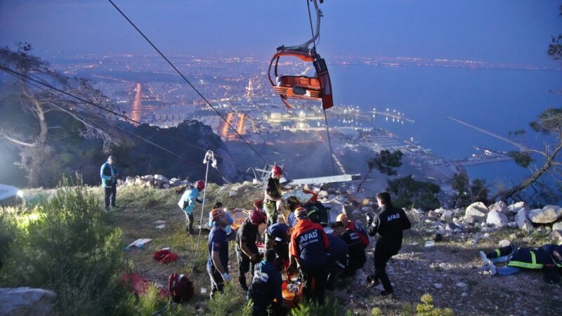 Несреќа во Анталија, 29 луѓе чекаат спасувачи да ги симнат од жичарницата