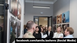 Первая леди Украины Елена Зеленская (вторая справа) на выставке «Эдельвейс. Женское сопротивление в Крыму» в Представительстве президента Украины в АРК, 26 февраля 2024 года