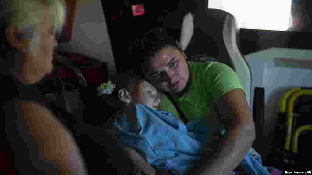 Viktoria Csumak négyéves kislányával, Liliával egy önkéntesek által működtetett mentőautóban a kelet-ukrajnai Kupjanszkban augusztus 14-én. A Kupjanszk környéki településeket ismét evakuálják, mivel az oroszok fokozzák az ukrán frontvonalak áttörésére tett lépéseket az Oszkil folyótól keletre