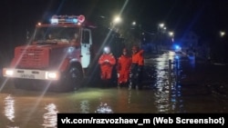 Улица в селе Черноречье под Севастополем, затопленная в результате ливня в ночь с 18 на 19 января 2024 года
