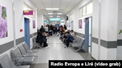 Korridoret e ambulancave specialistike në Qendrën Klinike Universitare të Kosovës.

