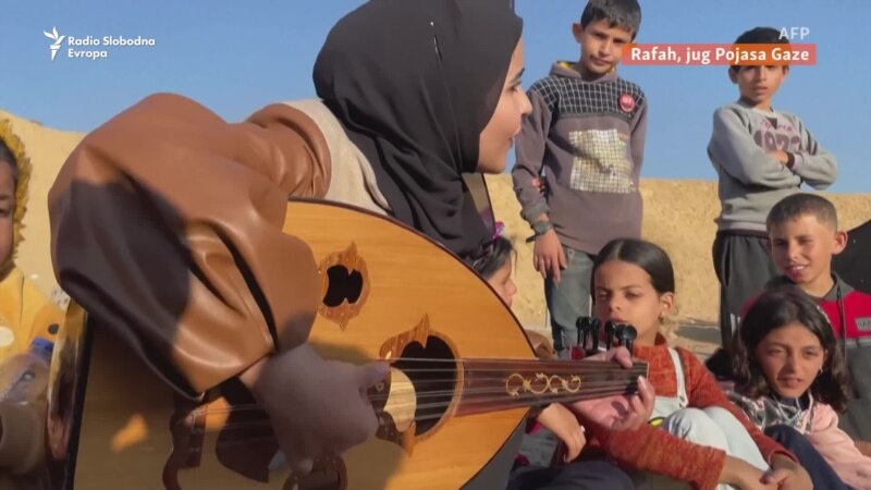 Muzika umjesto zvuka aviona: Palestinka svira za raseljenu djecu Gaze 