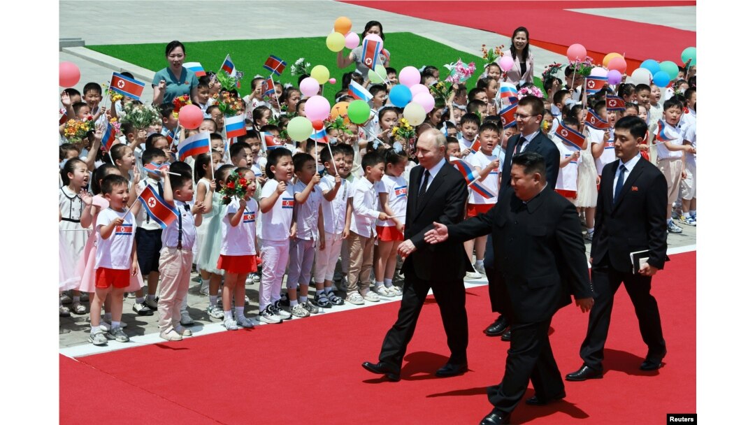Președintele Rusiei, Vladimir Putin, este primit de liderul nord-coreean Kim Jong Un participă în Piața Kim Il Sung din Phenian, Coreea de Nord, 19 iunie 2024.