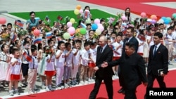 Ruski predsednik Vladimir Putin i sjevernokorejski lider Kim Džong Un prisustvuju zvaničnoj ceremoniji dobrodošlice na Trgu Kim Il Sunga u Pjongjangu, Sjeverna Koreja, 19. juna 2024.