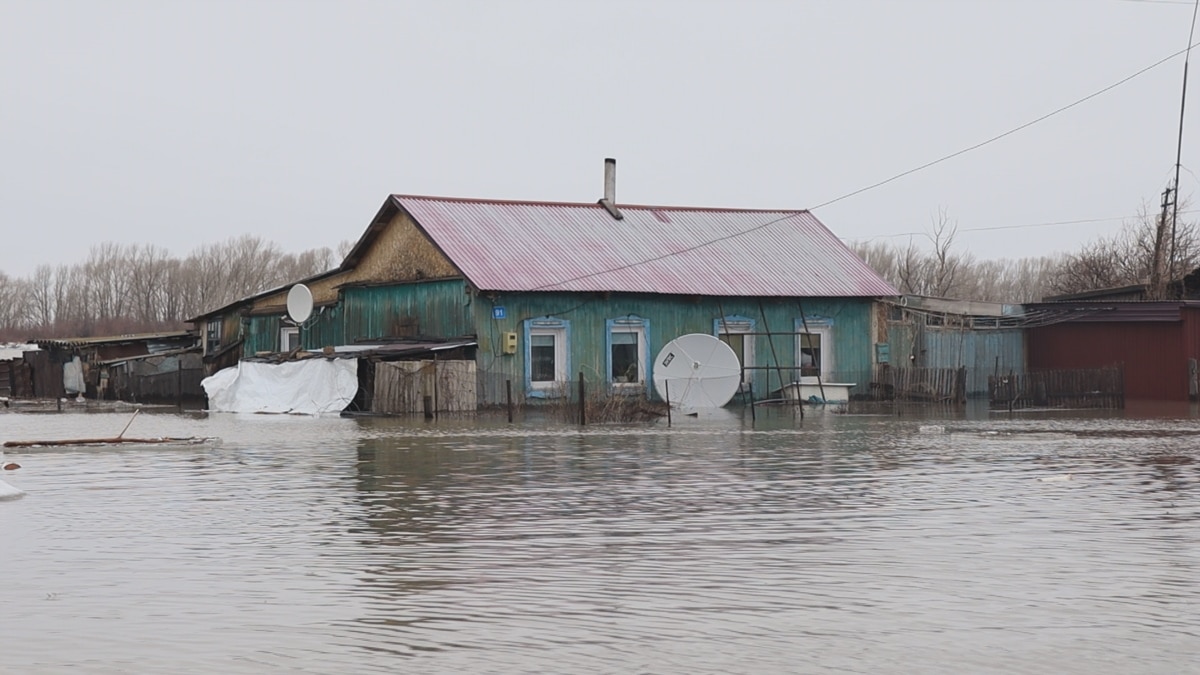 Число эвакуированных из районов паводка в Казахстане приблизилось к 100  тысячам