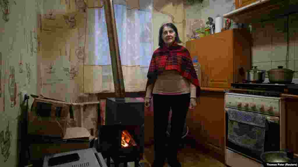 A 75 éves Alina Platonova&nbsp;a Liman főútjain gyűjtött fával fűti otthonát
