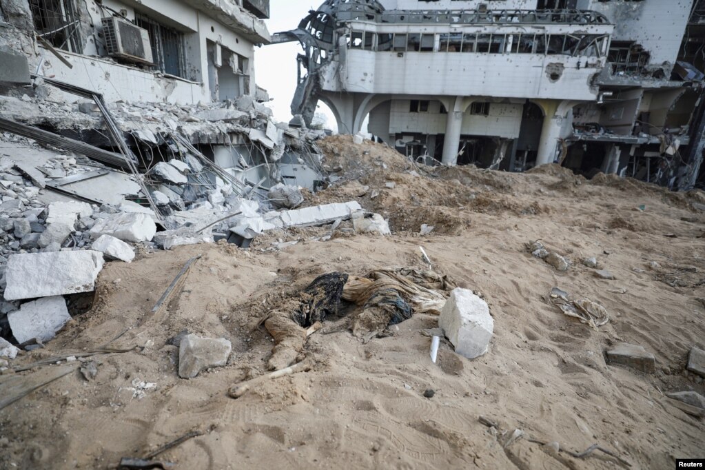 Një tjetër trup i dekompozuar shihet në tokë në Spitalin Al Shifa.