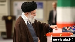Верховный лидер Ирана аятолла Али Хаменеи голосует на парламентских выборах и выборах в Совет экспертов. Тегеран, 1 марта 2024 года