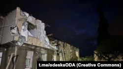 Zgrada uništena ruskim dronovima u Odesi, Ukrajina, 23. aprila 2024.