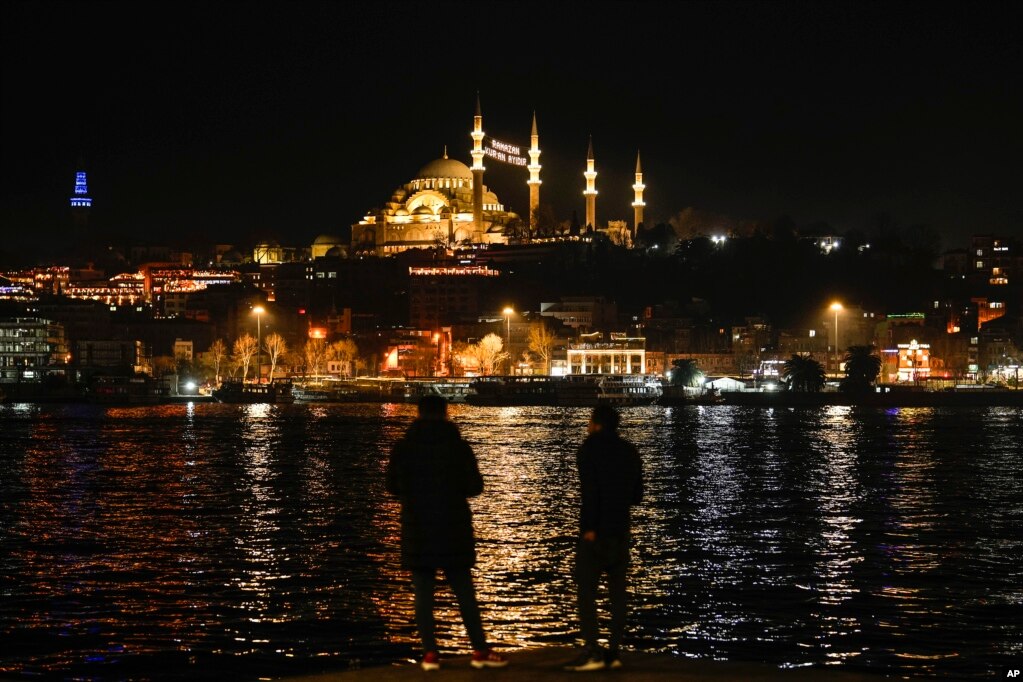 &quot;Ramazani është muaji i Kuranit&quot;, është mesazhi i shkruar me dritat e instaluara në mes të minareve të xhamisë Sulejmani në Stamboll, Turqi, 10 mars 2024.&nbsp;