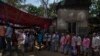 Луѓе чекаат да го дадат својот глас за време на првиот круг од гласањето на националните избори во Индија во Ченаи, јужна држава Тамил Наду, петок, 19 април 2024 година.