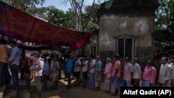 Луѓе чекаат да го дадат својот глас за време на првиот круг од гласањето на националните избори во Индија во Ченаи, јужна држава Тамил Наду, петок, 19 април 2024 година.